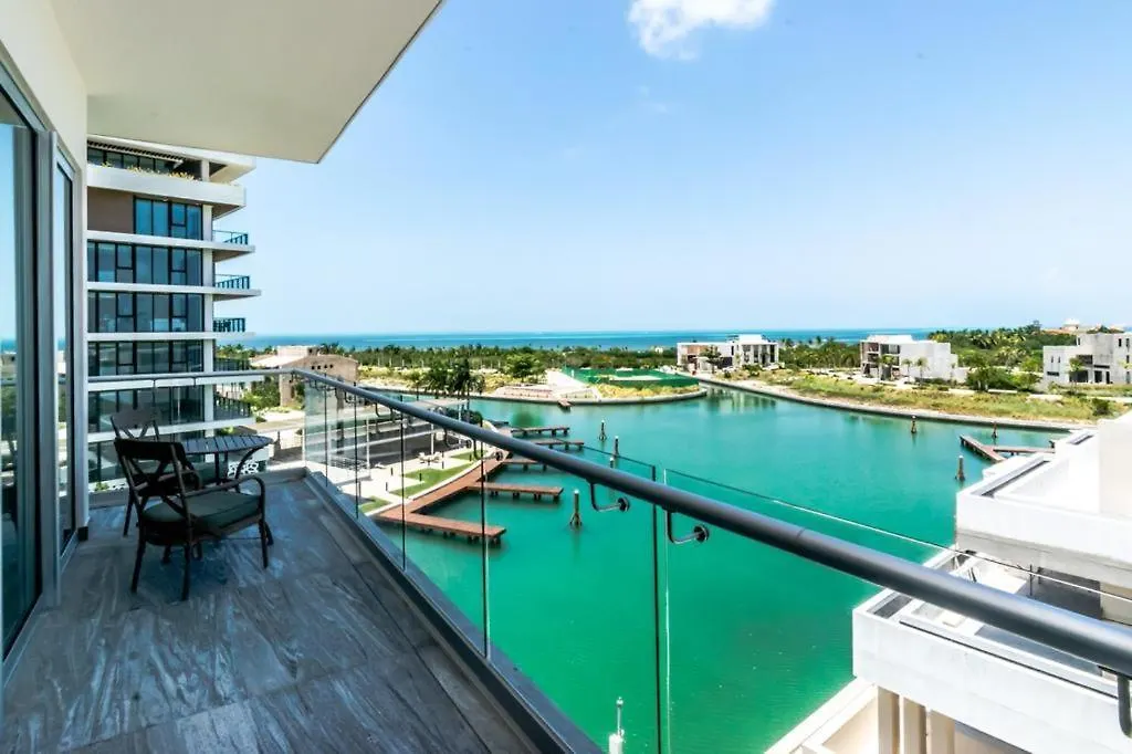Luxury 3 Bedroom Condo Rooftop Pool, Near The Beach location